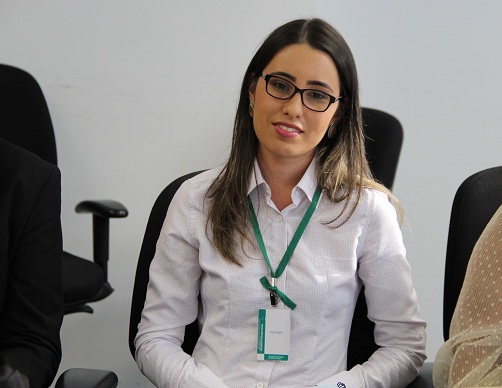 Juliana compartilha com o grupo e a secretária Julia o processo de desenvolvimento de um microscópio com materiais recicláveis com seus alunos de Araçuaí, no Vale do Jequitinhonha. Foto: Andréa Hespanha